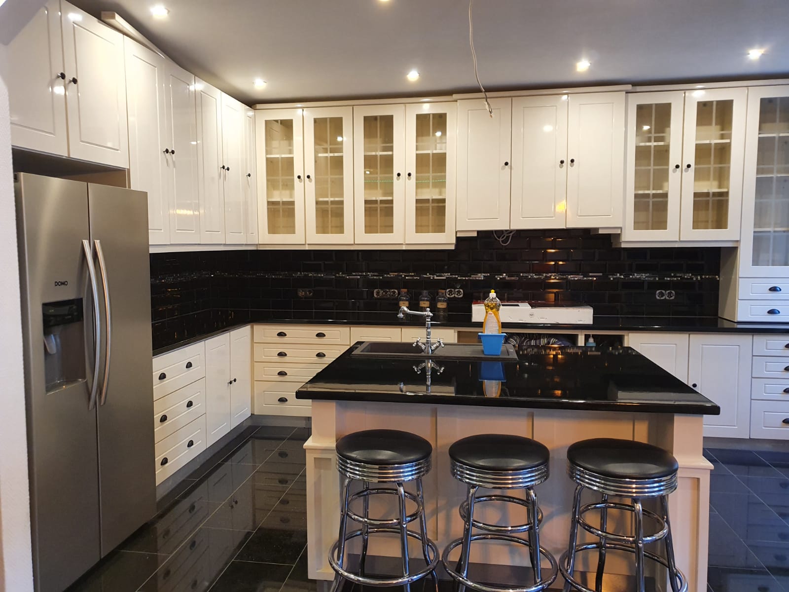 Cozinha Personalizada Lacada Creme com Tampos Pretos